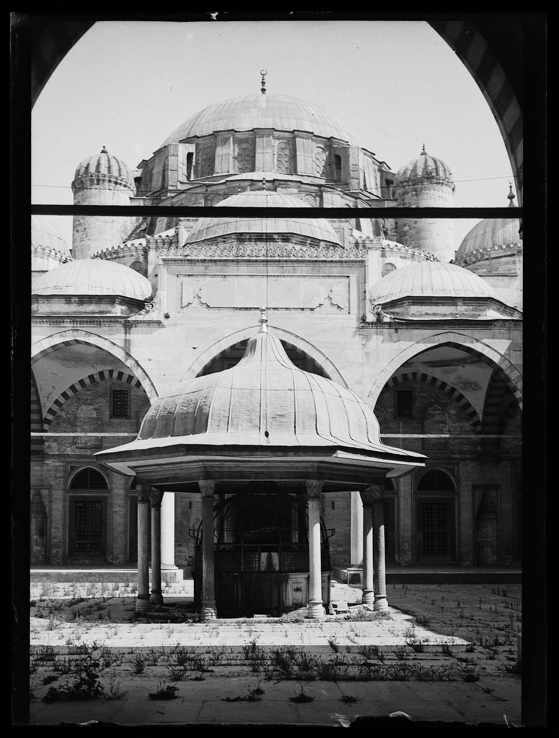 Fontaine aux ablutions dans la cour